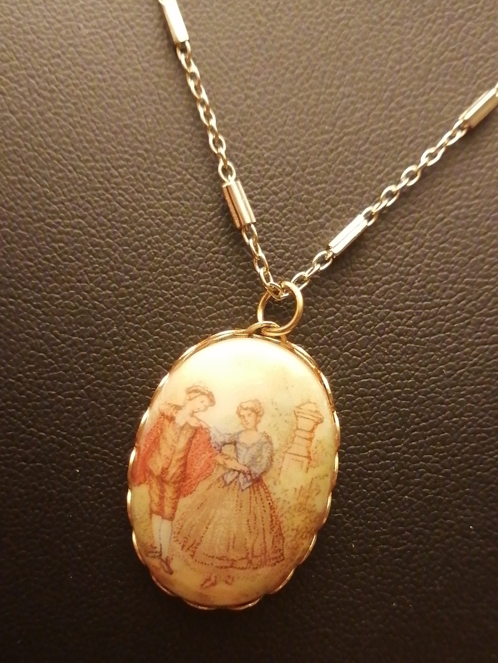 Gorgeous Vintage Pendant Necklace With Love Story Courting Couple Motif